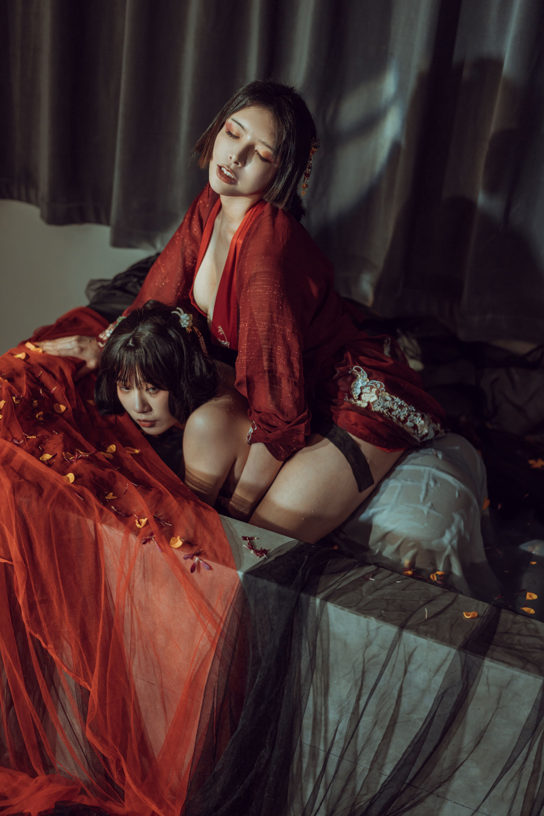 [COS福利] 秋和柯基(夏小秋秋秋) – 昏红帐 写真套图 - 爱照片
