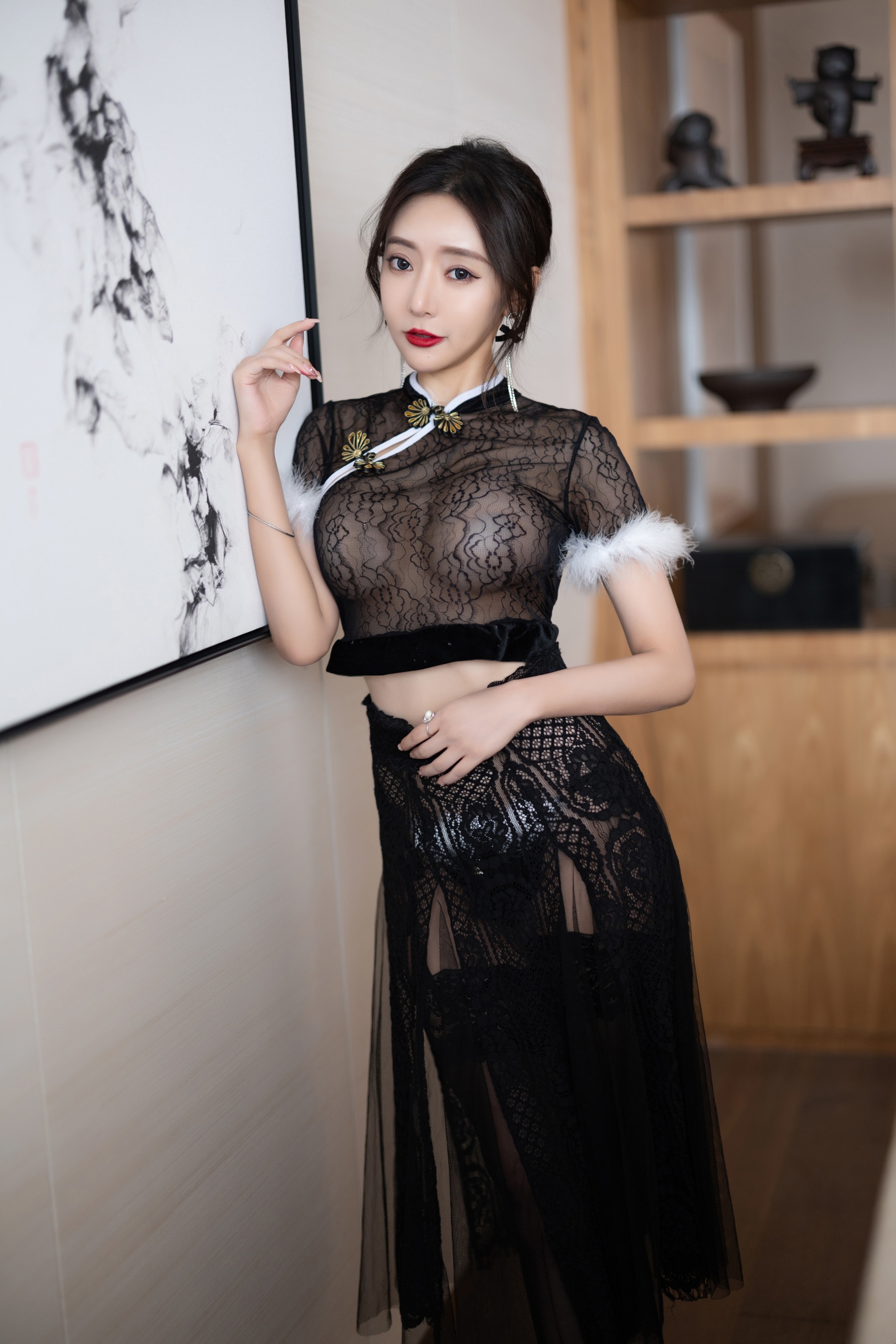王馨瑶Yanni – VOL.926 黑色网纱毛毛旗袍 - 爱照片