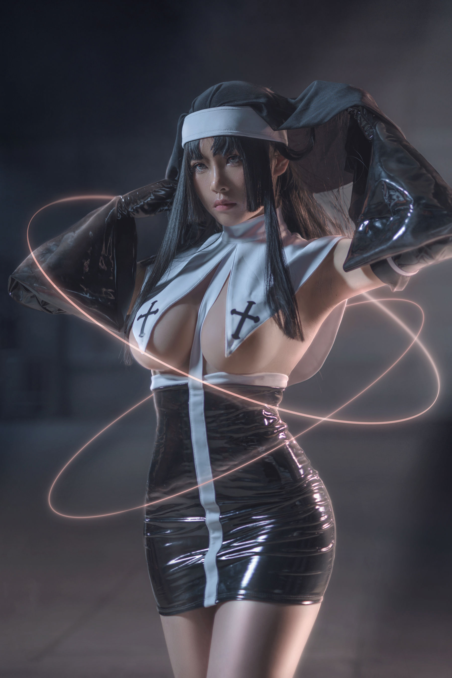 [网红COSER写真] uki雨季 – 修女黑胶衣 套图 - 爱照片