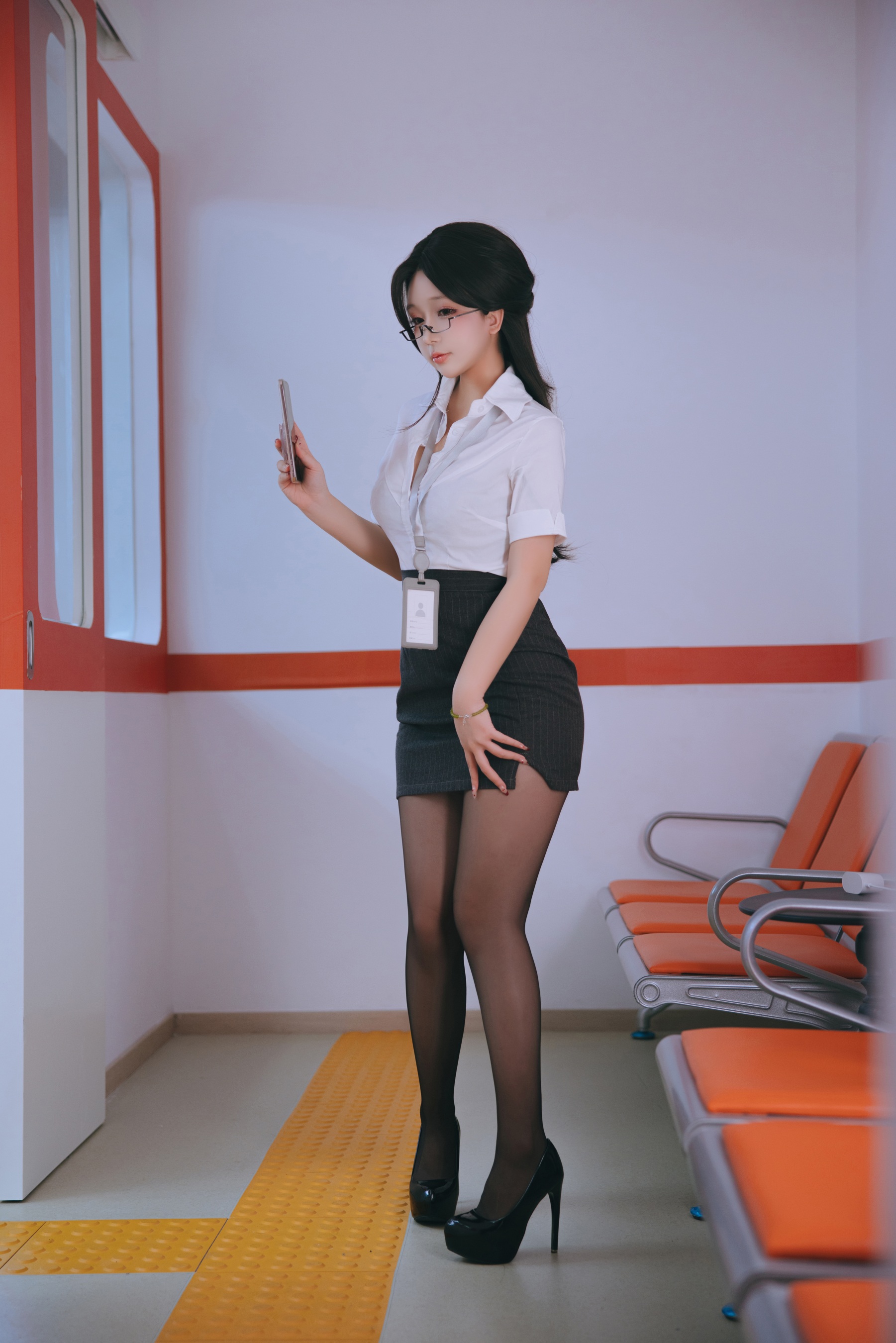 日奈娇 – 地铁OL - 爱照片