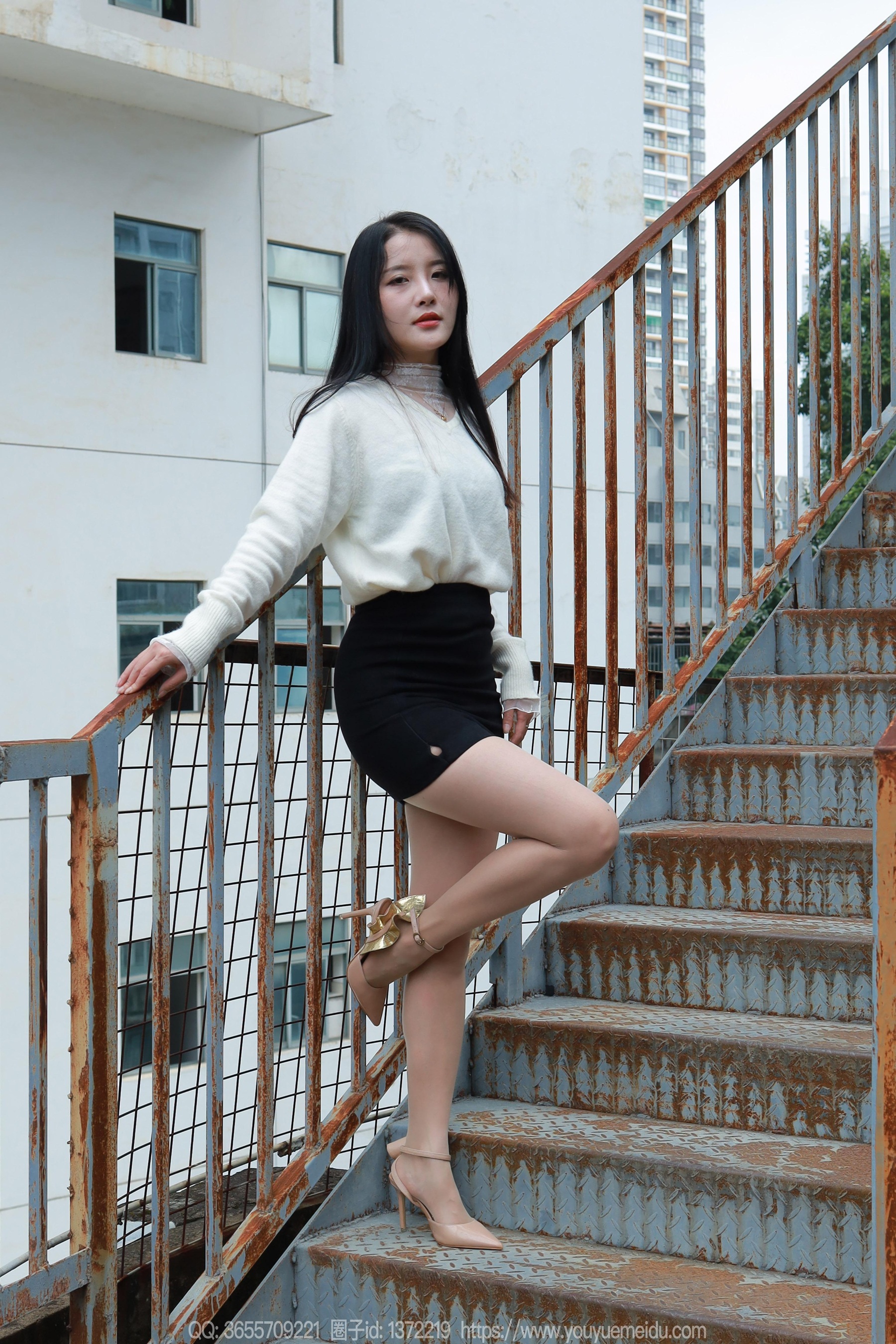 [IESS异思趣向] 丝享家 1991 婉萍《酒杯美腿》 - 爱照片