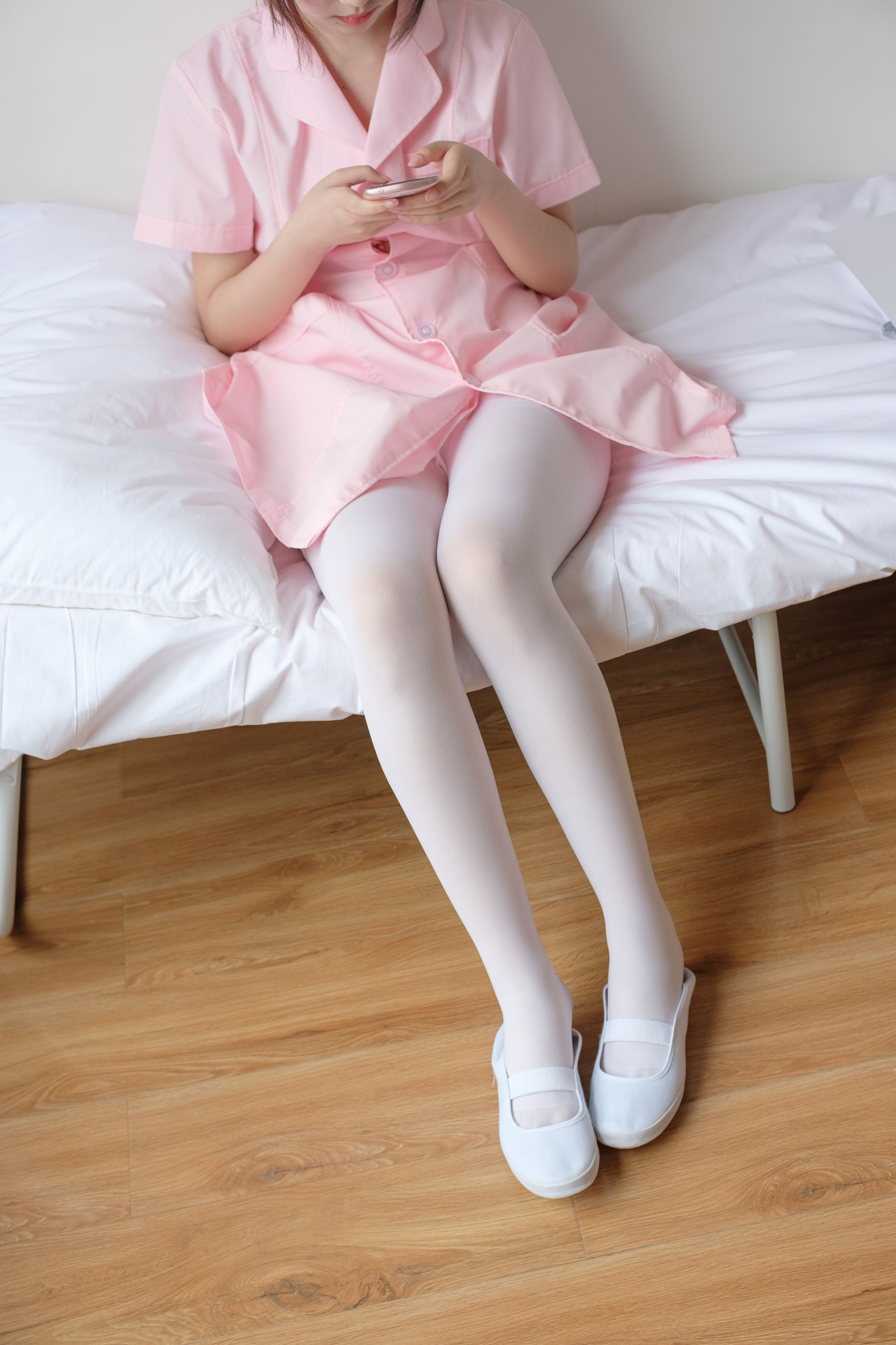 《护士妹妹穿白丝》 [森萝财团] X-021 写真集 - 爱照片