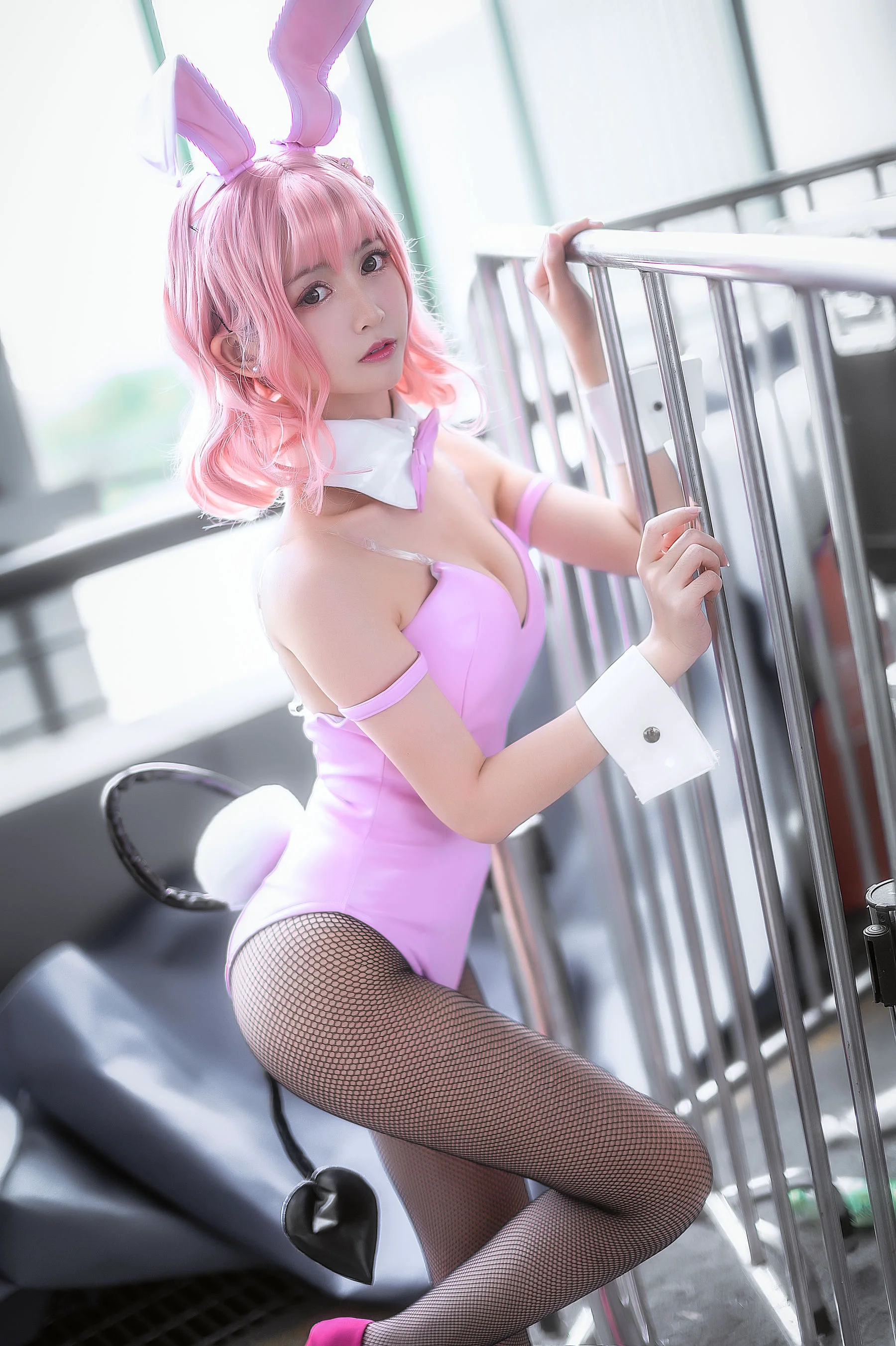超人气Coser鳗鱼霏儿 《粉红兔女郎》 写真集 - 爱照片