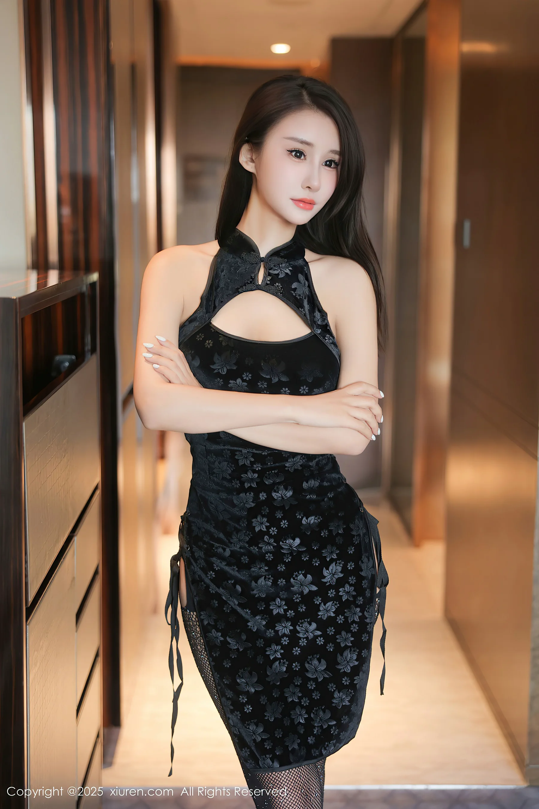[XiuRen秀人网] No.9990 艺艺yiyi 黑丝美腿 - 爱照片
